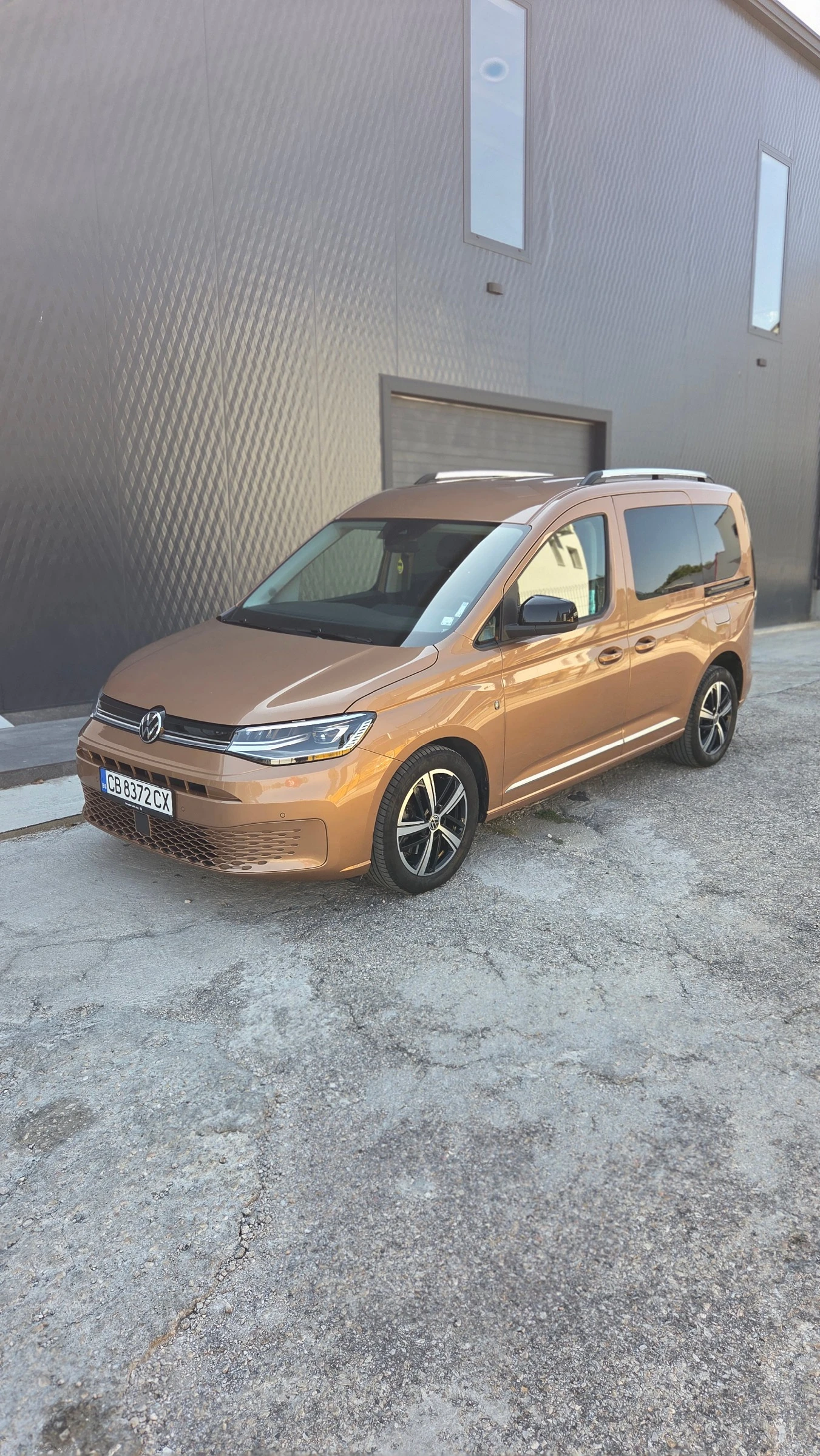 VW Caddy Style 7 места, снимка 2 - Автомобили и джипове - 56033121