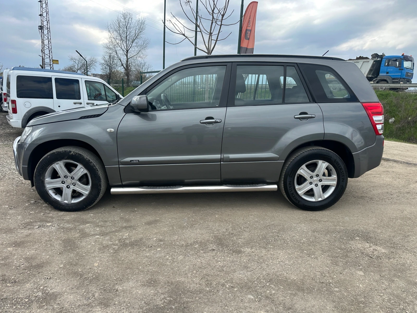 Suzuki Grand vitara 2.0-РЪЧКА-4x4-RollBars-МУЛТИМЕДИЯ-БЕЗ-РЪЖДА!, снимка 2 - Автомобили и джипове - 54056997