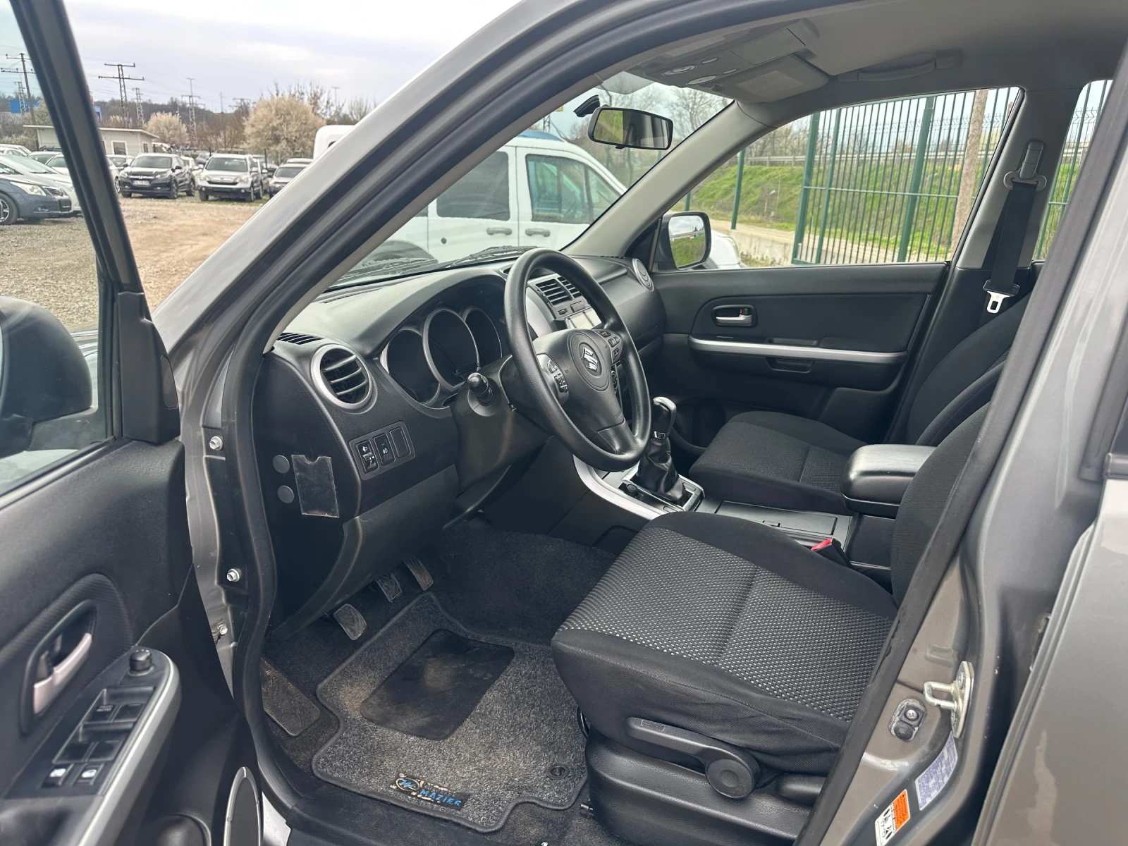 Suzuki Grand vitara 2.0-РЪЧКА-4x4-RollBars-МУЛТИМЕДИЯ-БЕЗ-РЪЖДА!, снимка 9 - Автомобили и джипове - 54056997