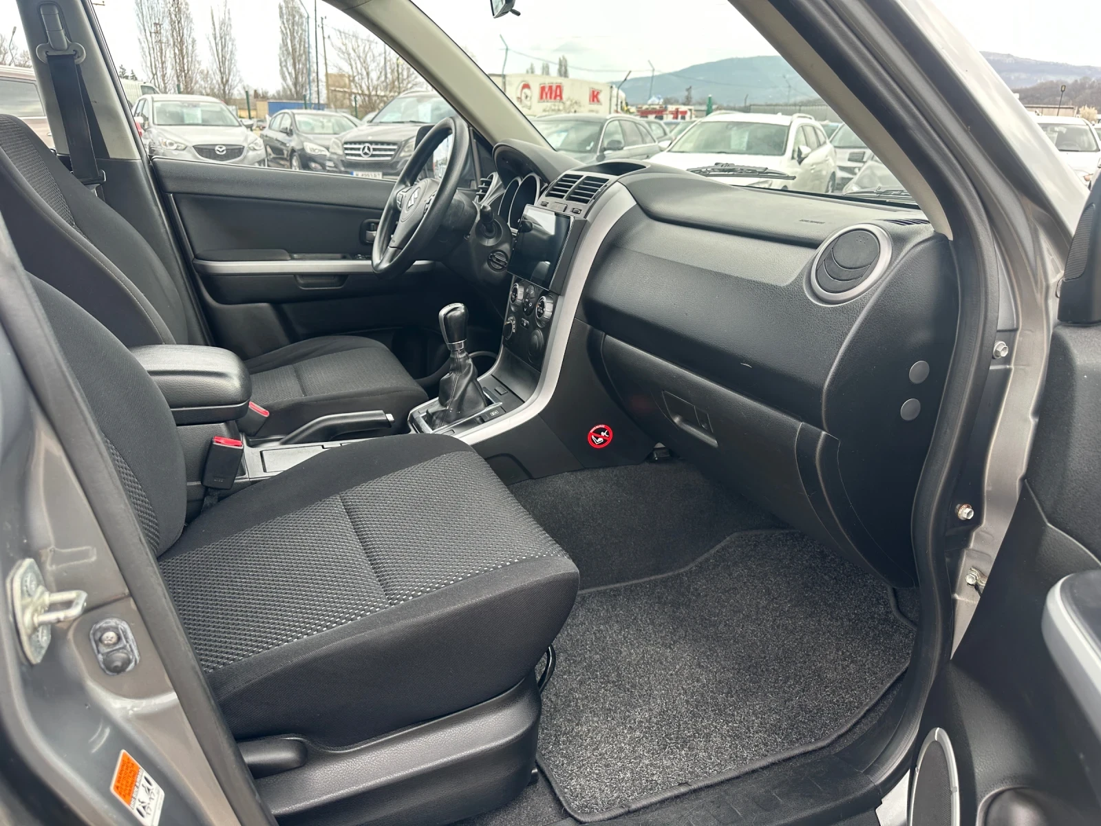 Suzuki Grand vitara 2.0-РЪЧКА-4x4-RollBars-МУЛТИМЕДИЯ-БЕЗ-РЪЖДА!, снимка 13 - Автомобили и джипове - 54056997