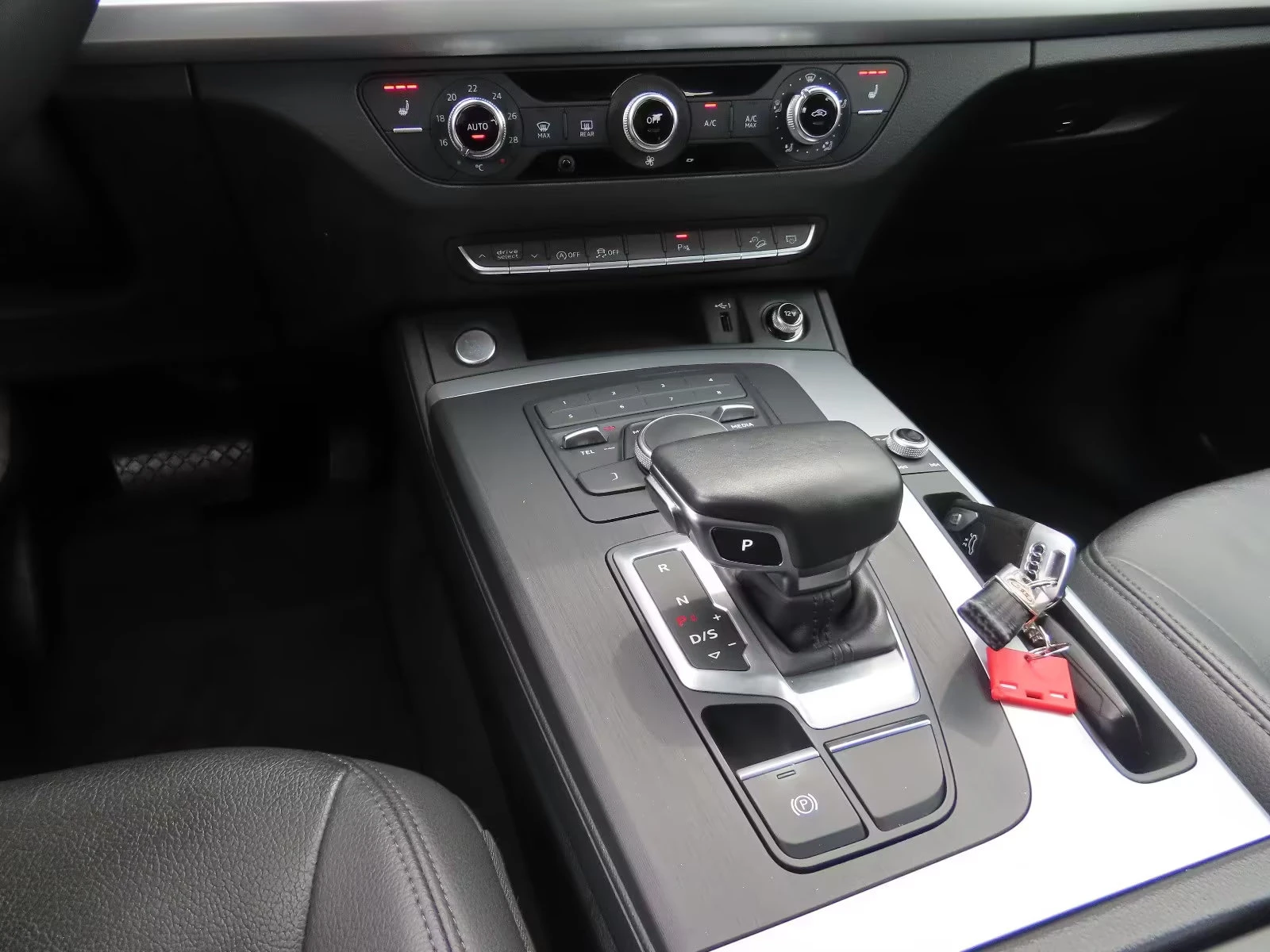 Audi Q5 40TDI/190HP/STRONIC/QUATTRO/LED/NAVI/KLESS/283q, снимка 12 - Автомобили и джипове - 54502041