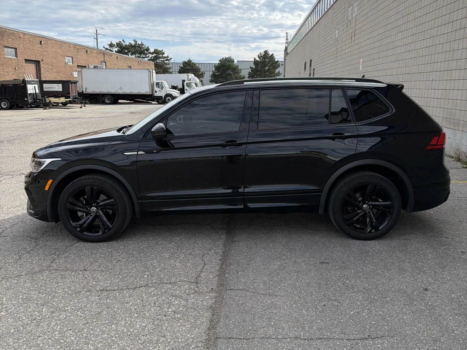 VW Tiguan Comfortline R-Line Black  * CARFAX * АВТО КРЕДИТ *, снимка 3 - Автомобили и джипове - 54715132