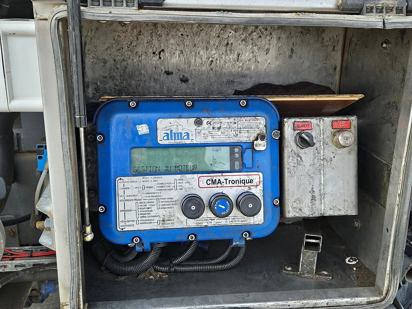 Volvo FE 260 4-камери - 13 000 л, снимка 11 - Камиони - 54095040