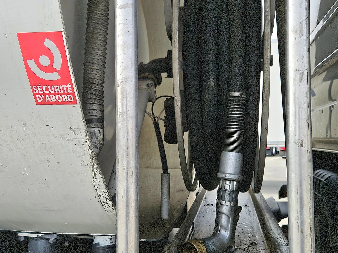 Volvo FE 260 4-камери - 13 000 л, снимка 17 - Камиони - 54095040