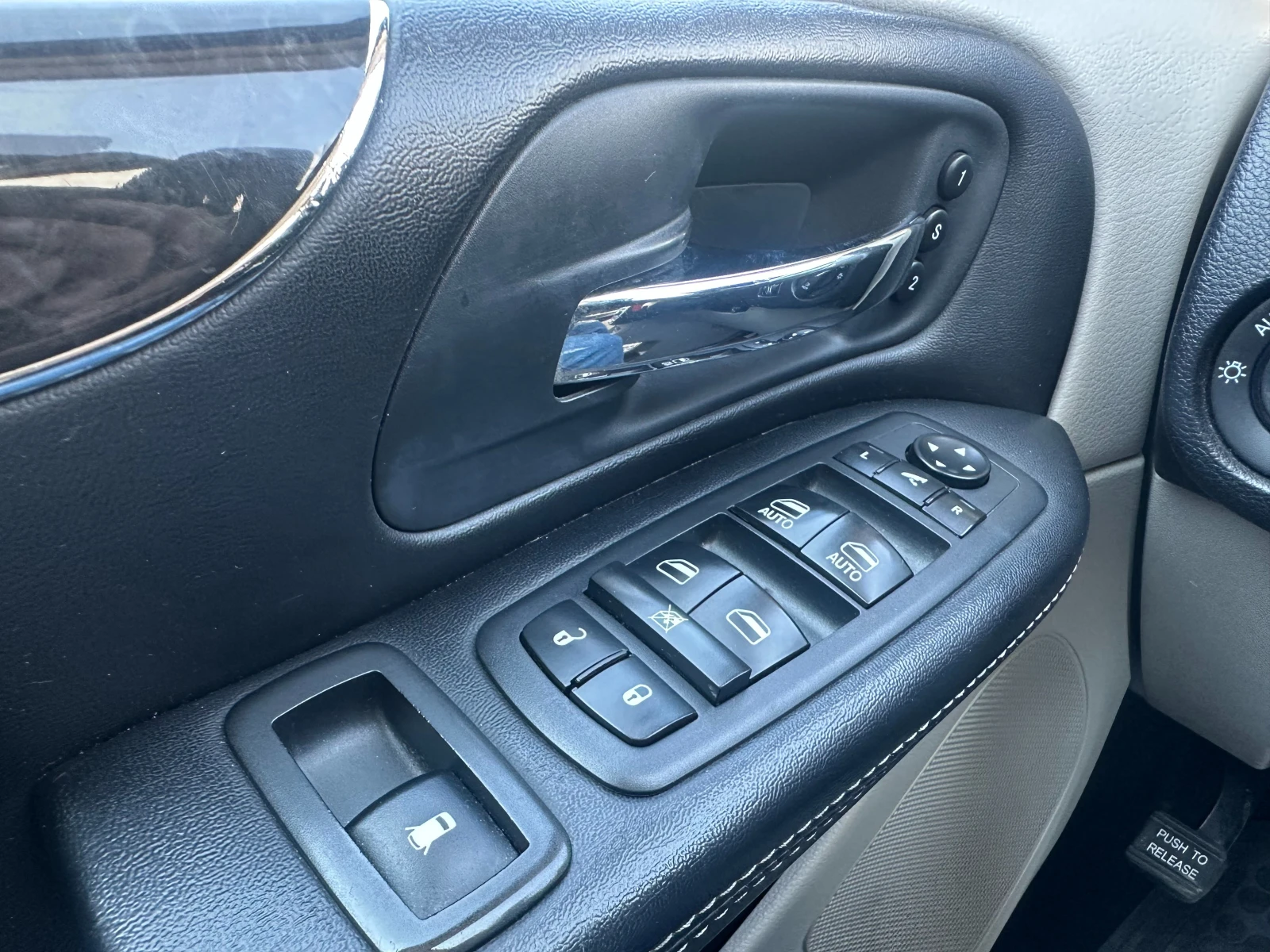 Chrysler Town and Country 3.6i 287 .. / | Mobile.bg   16