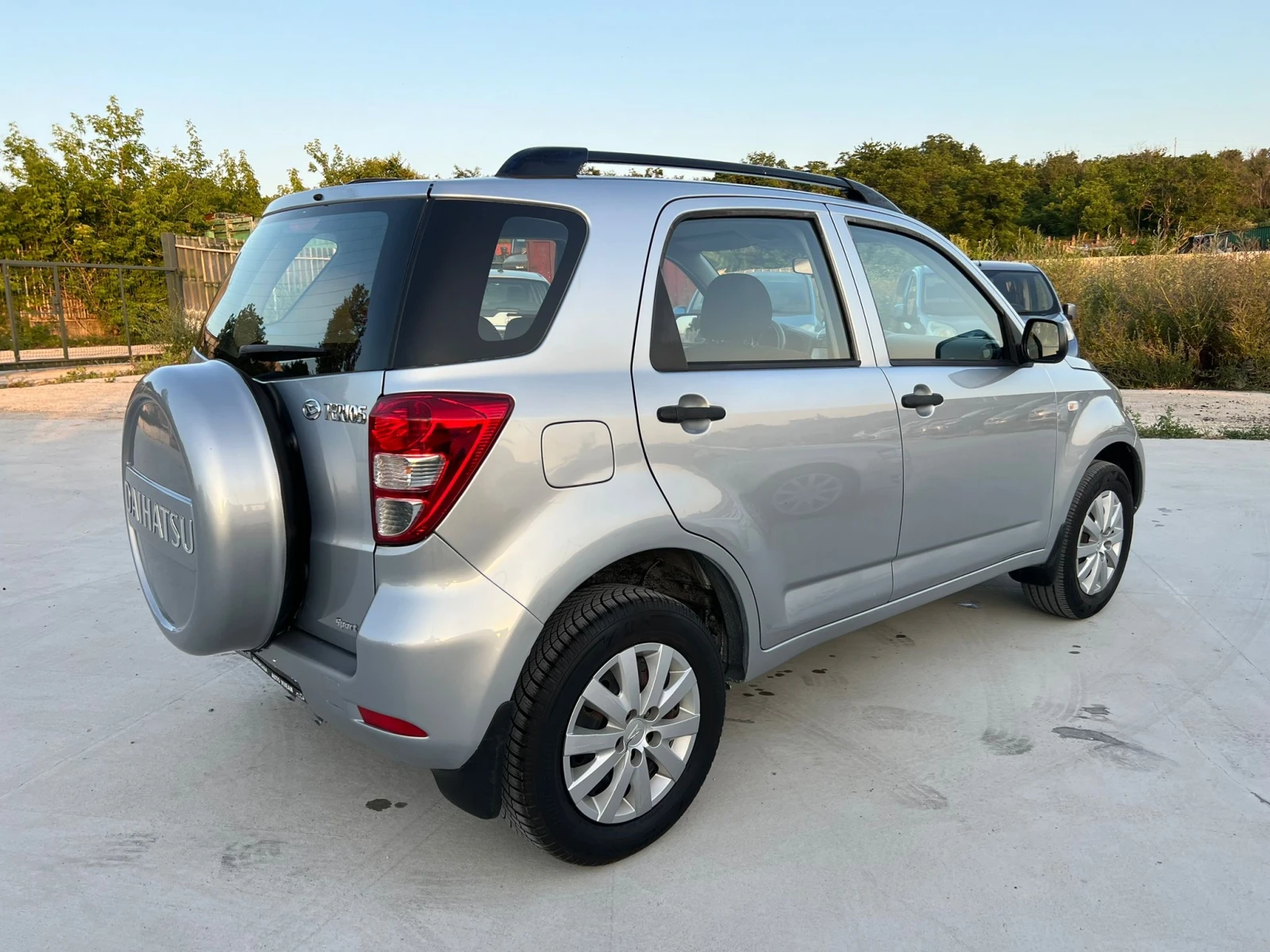 Daihatsu Terios 1.5i-БЕНЗИН-4X4 - изображение 4