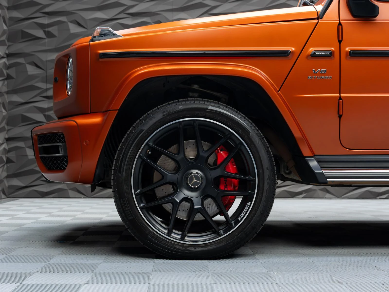Mercedes-Benz G 63 AMG 4MATIC* AKRAPOVIC* STARLIGHT* BURM* 360* PANO* HUD, снимка 6 - Автомобили и джипове - 55842309