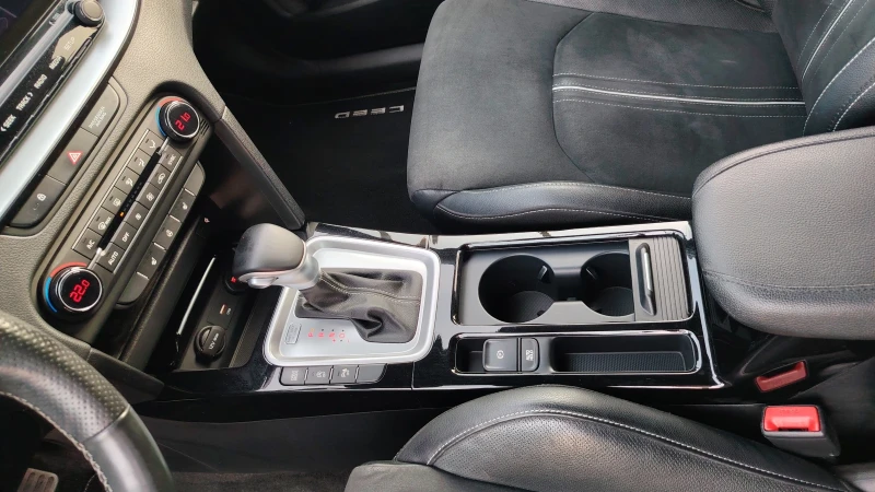 Kia Ceed 1, 6crdi, Mild-Hybrid, GT-Line Premium, снимка 10 - Автомобили и джипове - 52860366