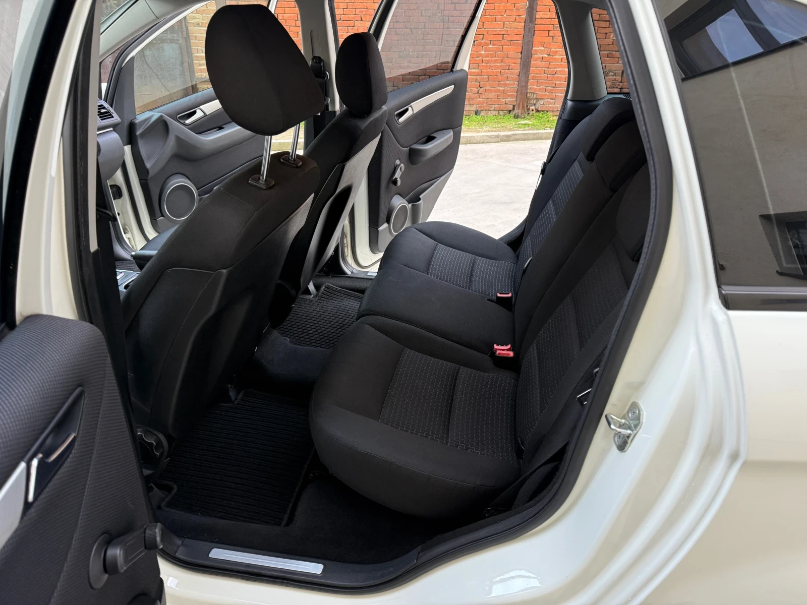 Mercedes-Benz B 180  - изображение 9