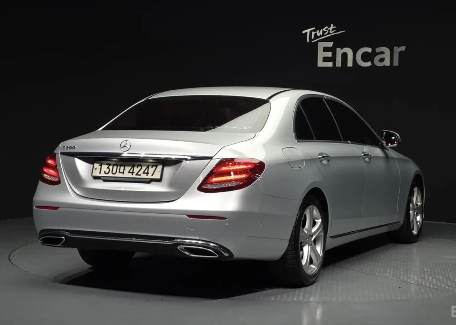 Mercedes-Benz E 220 d* AMBIENT* ШИБИДАХ* HEAD UP, снимка 2 - Автомобили и джипове - 54124341