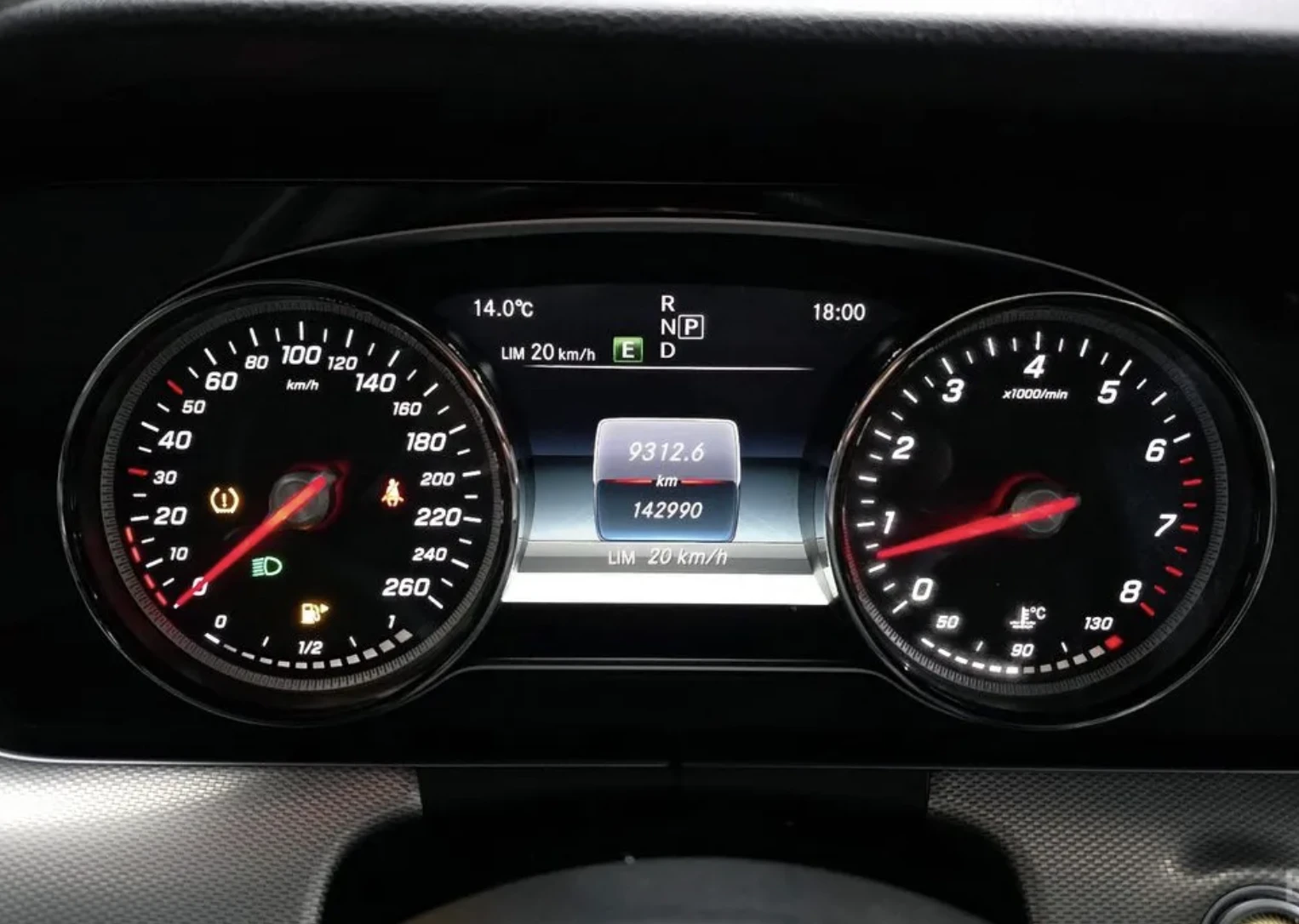 Mercedes-Benz E 220 d* AMBIENT* ШИБИДАХ* HEAD UP, снимка 7 - Автомобили и джипове - 54124341