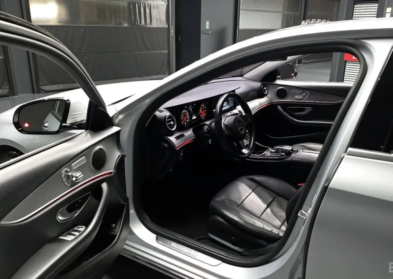 Mercedes-Benz E 220 d* AMBIENT* ШИБИДАХ* HEAD UP, снимка 9 - Автомобили и джипове - 54124341