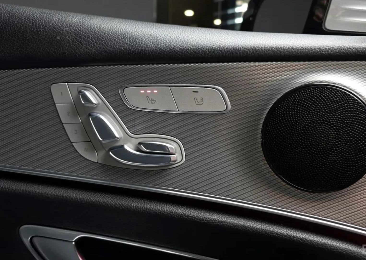 Mercedes-Benz E 220 d* AMBIENT* ШИБИДАХ* HEAD UP, снимка 14 - Автомобили и джипове - 54124341