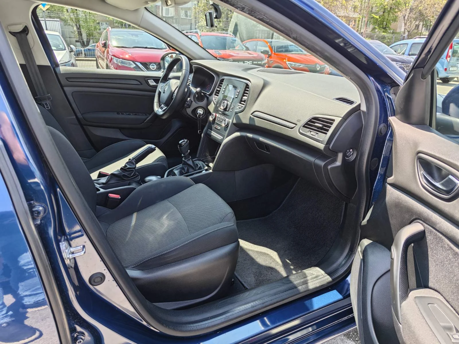 Renault Megane 1.3TCe Sedan 140k.c., снимка 10 - Автомобили и джипове - 54358169