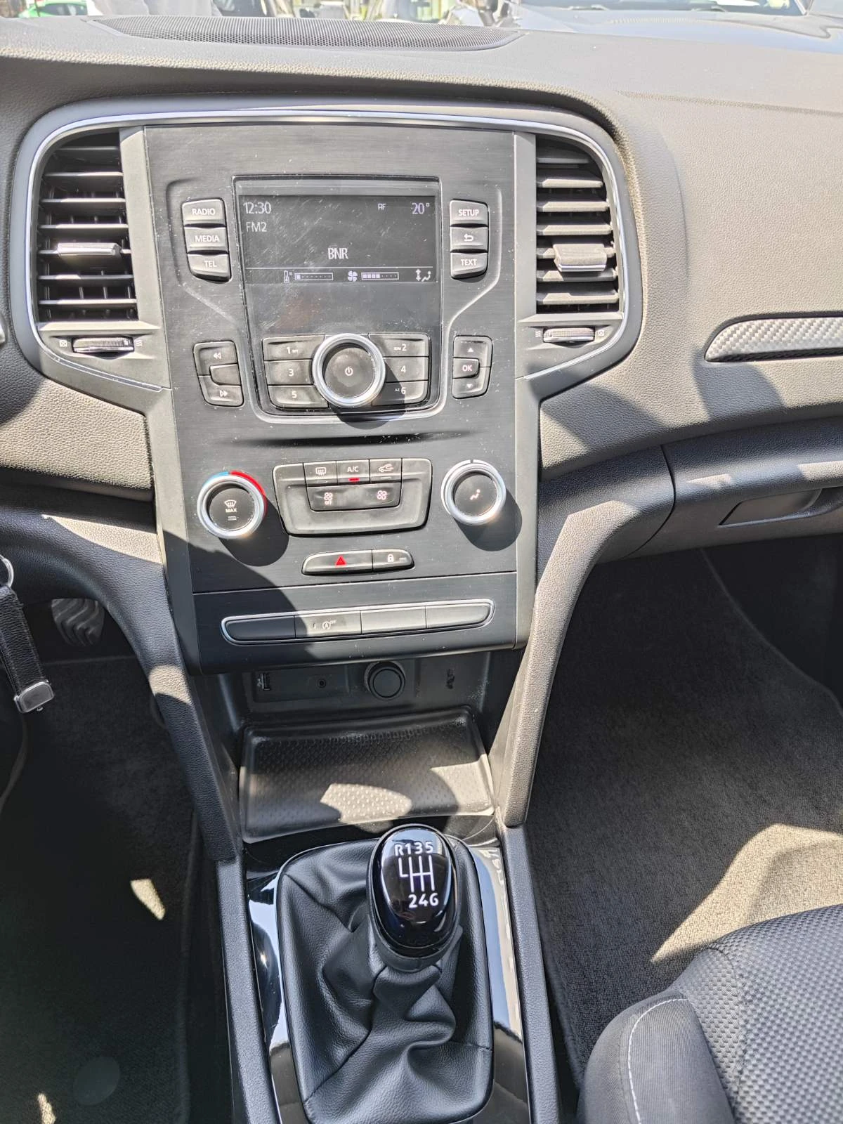 Renault Megane 1.3TCe Sedan 140k.c., снимка 16 - Автомобили и джипове - 54358169