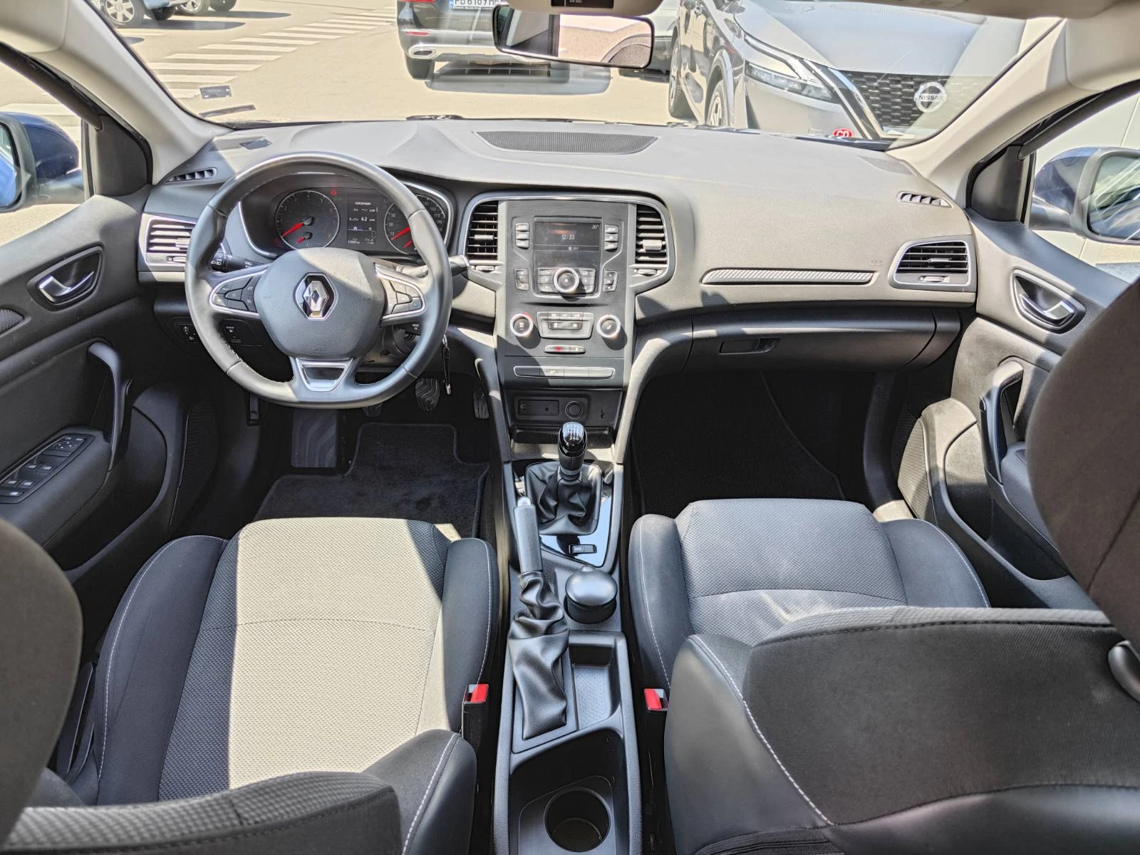Renault Megane 1.3TCe Sedan 140k.c., снимка 15 - Автомобили и джипове - 54358169