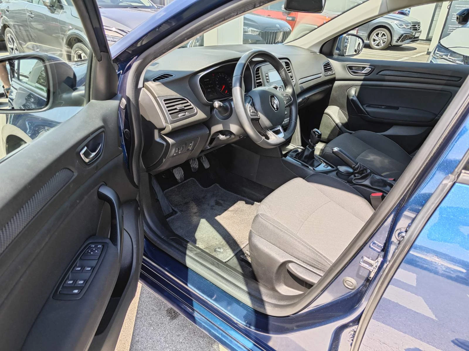 Renault Megane 1.3TCe Sedan 140k.c., снимка 9 - Автомобили и джипове - 54358169