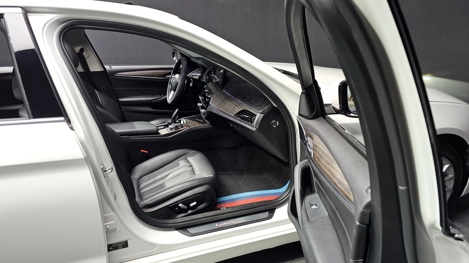BMW 530 ЛЮК* HUD* ПОДГРЕВ ВОЛАН* ЕЛ. БАГАЖНИК* КРАЙНА ЦЕНА, снимка 11 - Автомобили и джипове - 55344747
