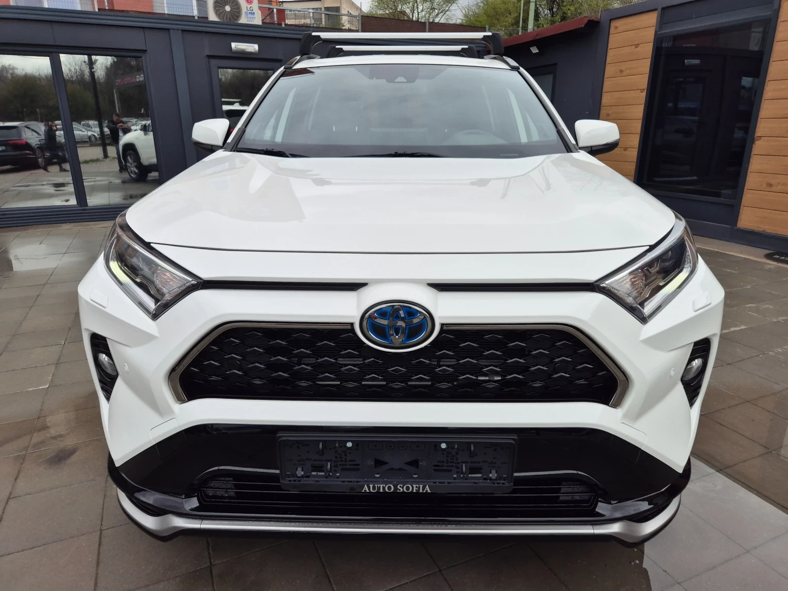 Toyota Rav4 AWD Plug-in Hybrid  - изображение 2