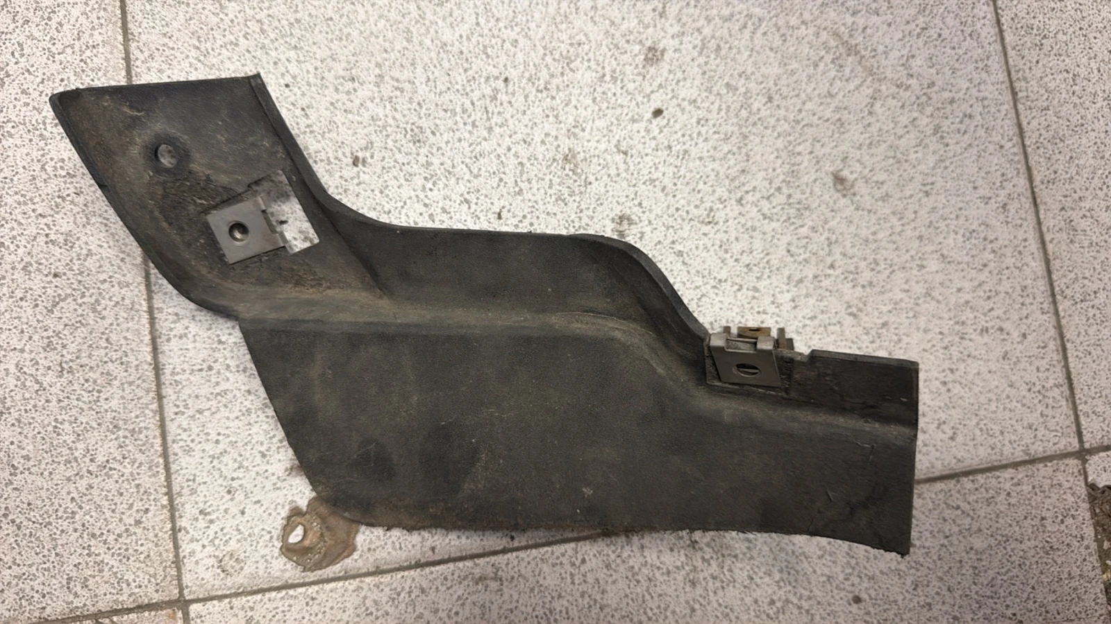 Спойлер/калобран към подкалник Audi A8 4H/D4 2010- LH  4H0807543
