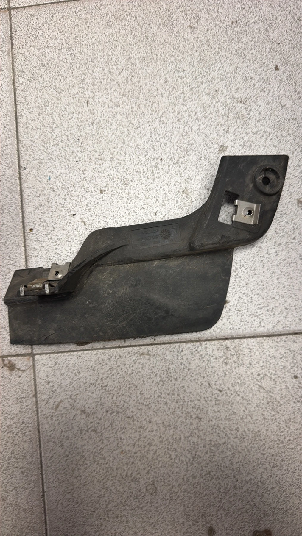 Спойлер/калобран към подкалник Audi A8 4H/D4 2010- LH  4H0807543, снимка 2 - Части - 55960897