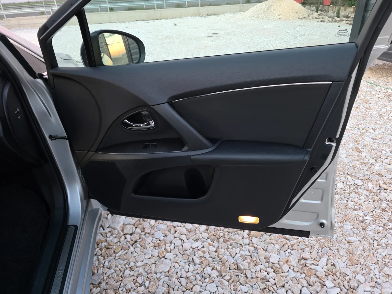 Toyota Avensis 1.8 Vvti Навигация KeyLess Go Автопилот , снимка 7 - Автомобили и джипове - 54196939