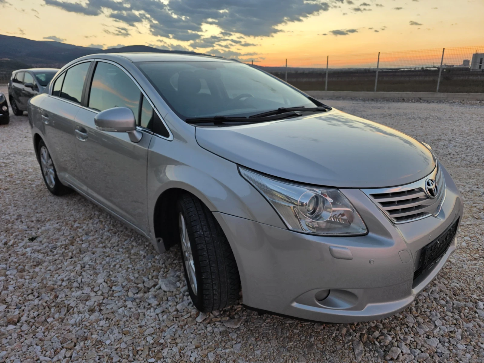 Toyota Avensis 1.8 Vvti Навигация KeyLess Go Автопилот , снимка 3 - Автомобили и джипове - 54196939