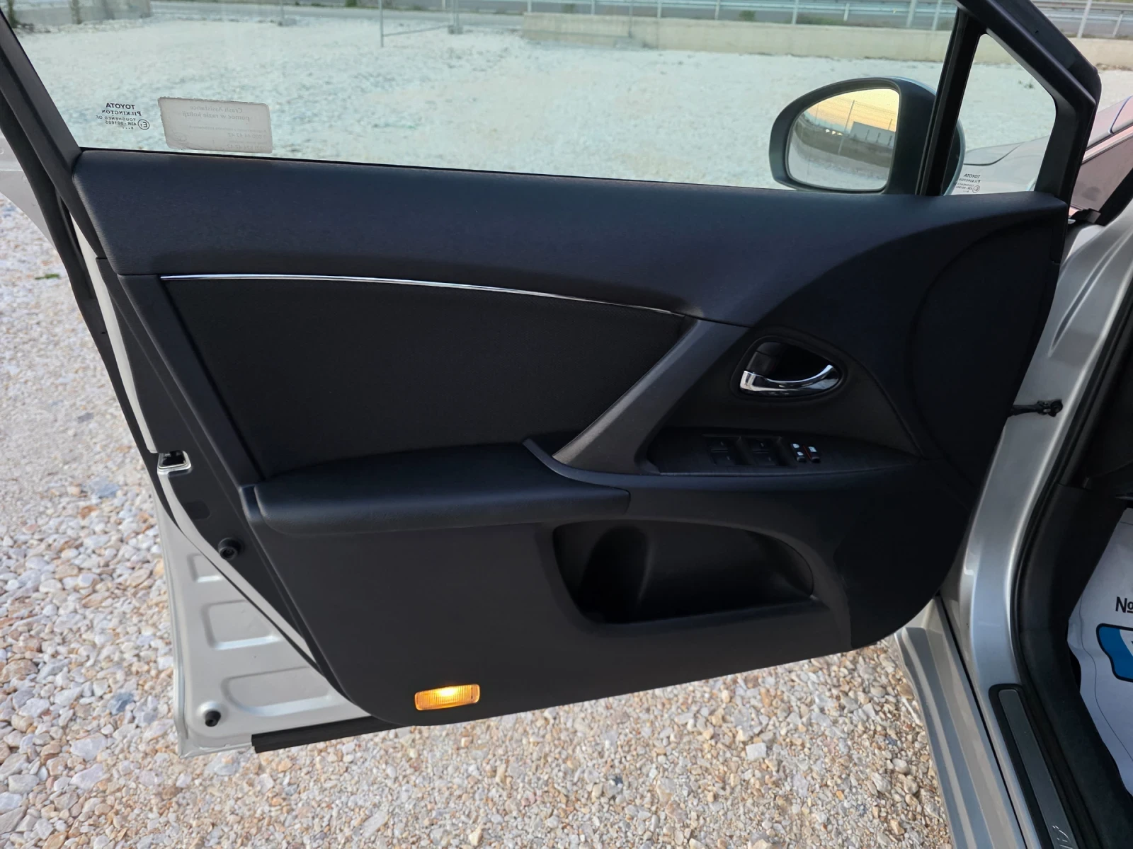 Toyota Avensis 1.8 Vvti Навигация KeyLess Go Автопилот , снимка 5 - Автомобили и джипове - 54196939