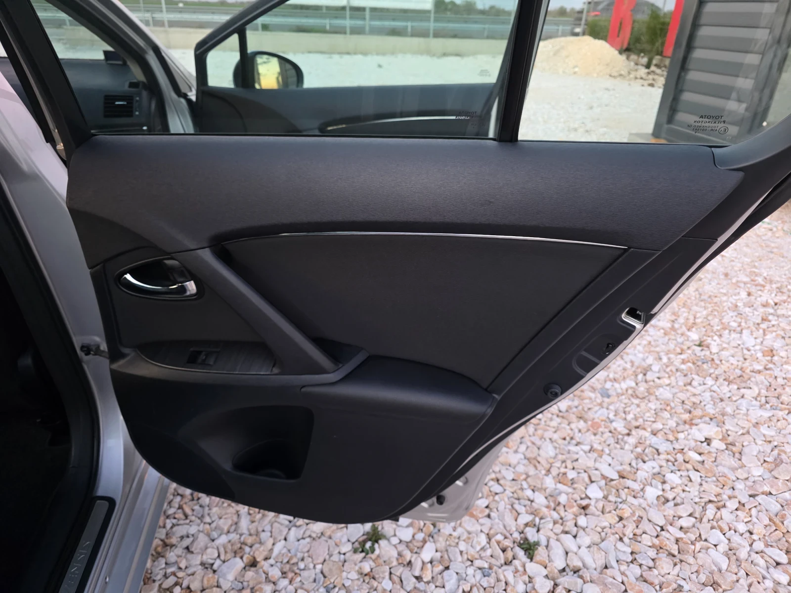 Toyota Avensis 1.8 Vvti Навигация KeyLess Go Автопилот , снимка 9 - Автомобили и джипове - 54196939