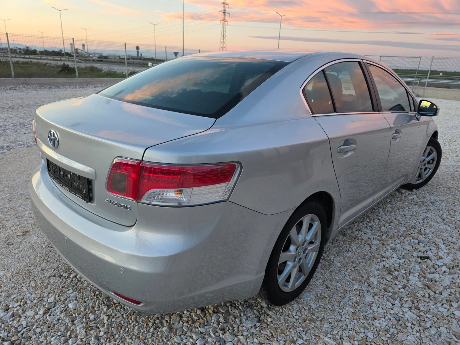 Toyota Avensis 1.8 Vvti Навигация KeyLess Go Автопилот , снимка 4 - Автомобили и джипове - 54196939