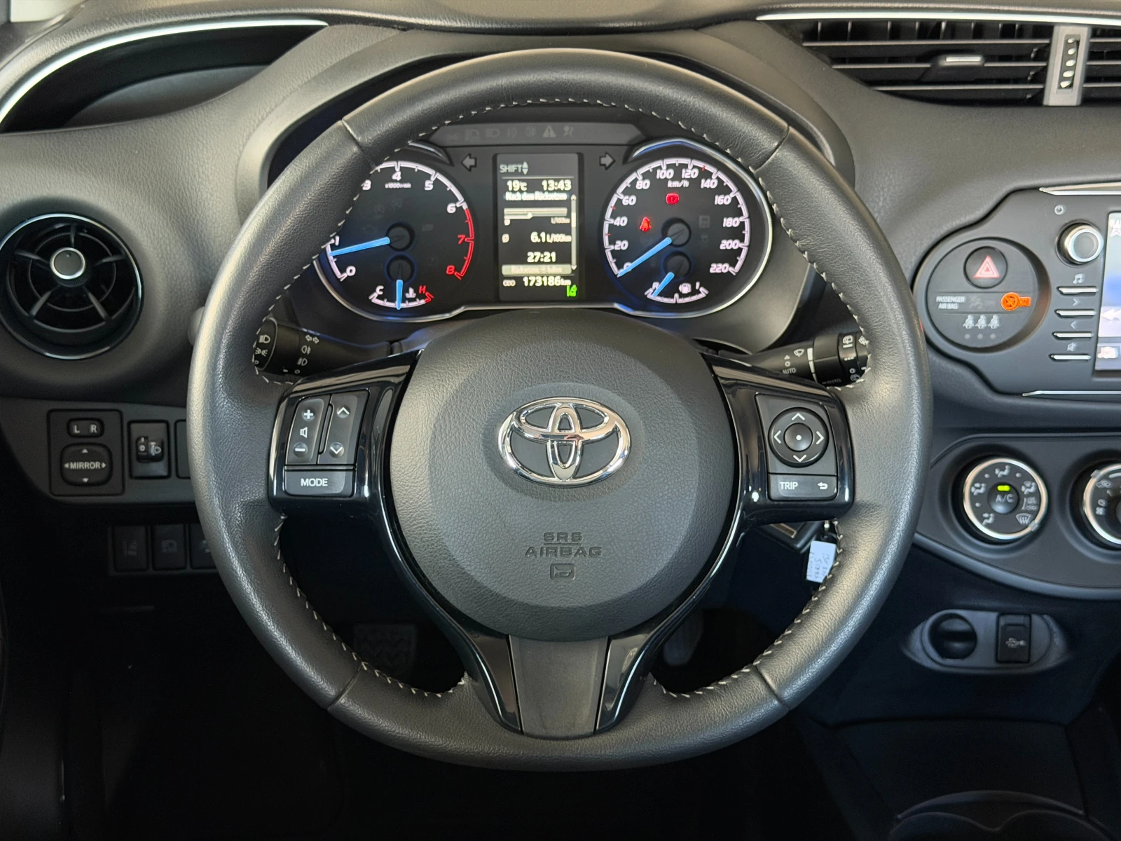 Toyota Yaris 1.5VVT-iE* СЕРВИЗНА КНИЖКА С ПЪЛНА ИСТОРИЯ В TOYOT, снимка 10 - Автомобили и джипове - 54597100