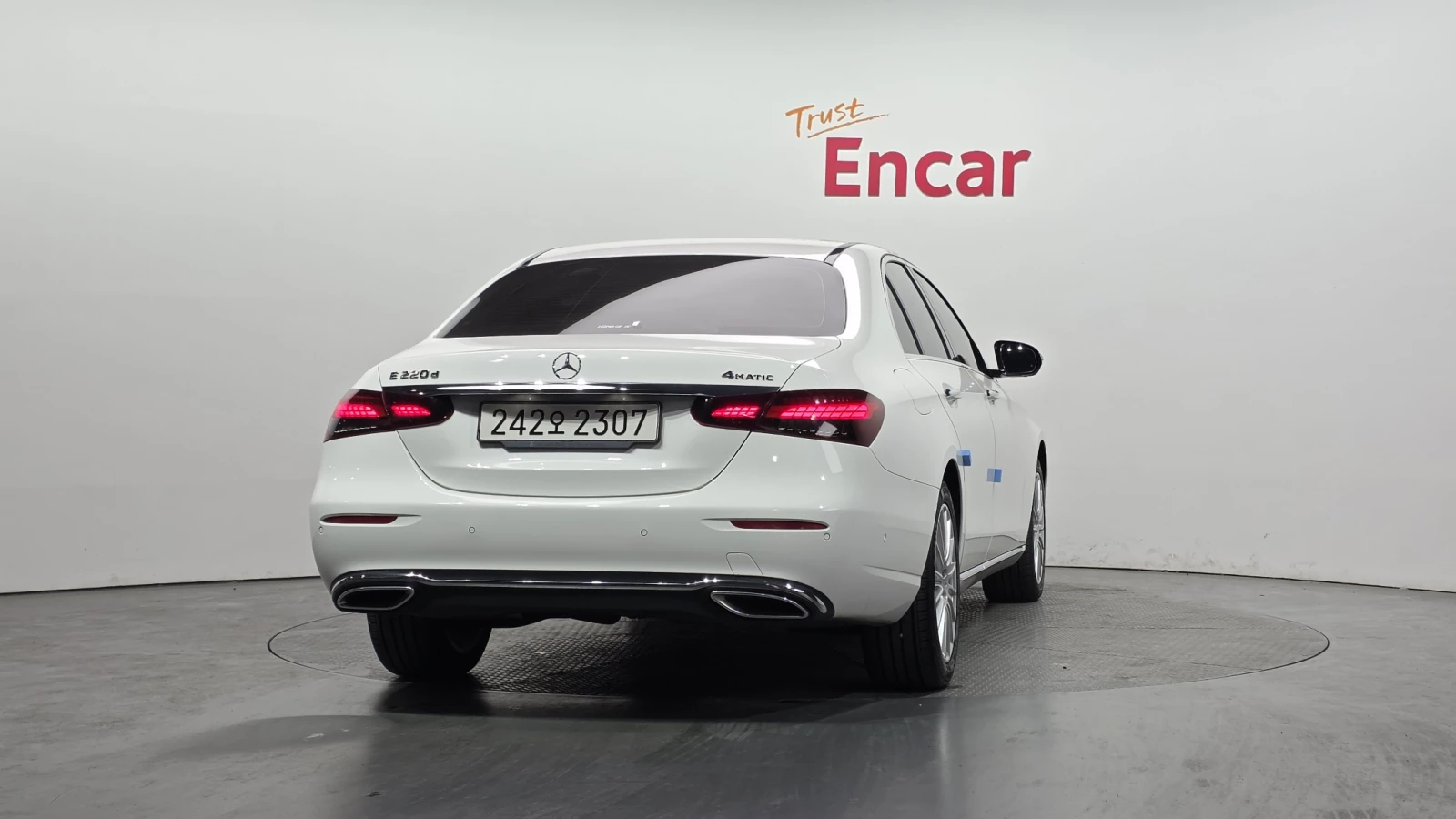 Mercedes-Benz E 220 4MATIC/DISTRONIC/BURMESTER/ОБДУХВАНЕ/ПОДГРЕВИ/PANO, снимка 4 - Автомобили и джипове - 54863597