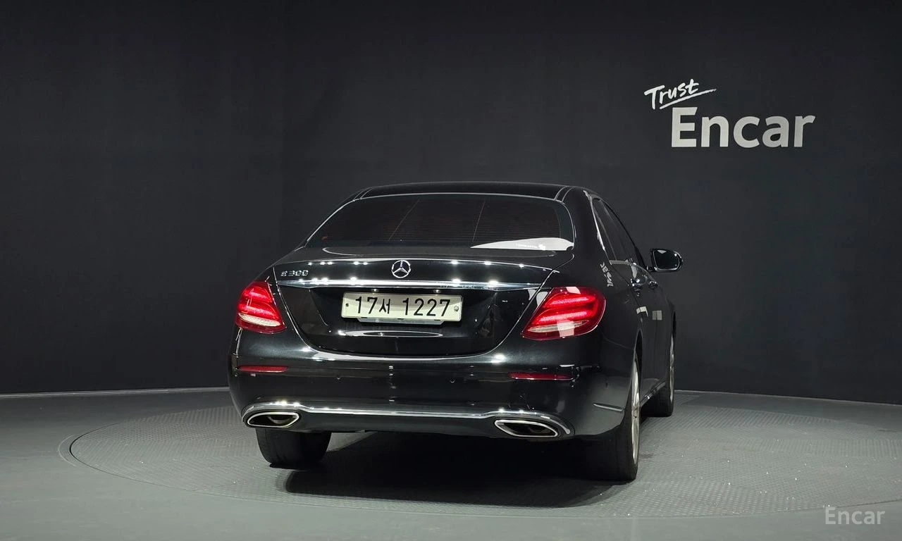 Mercedes-Benz E 300 ДИГИТАЛНО* ТАБЛО* ХЕДЪП* 360КАМЕРА* LANE* ASSIST* , снимка 4 - Автомобили и джипове - 55310934