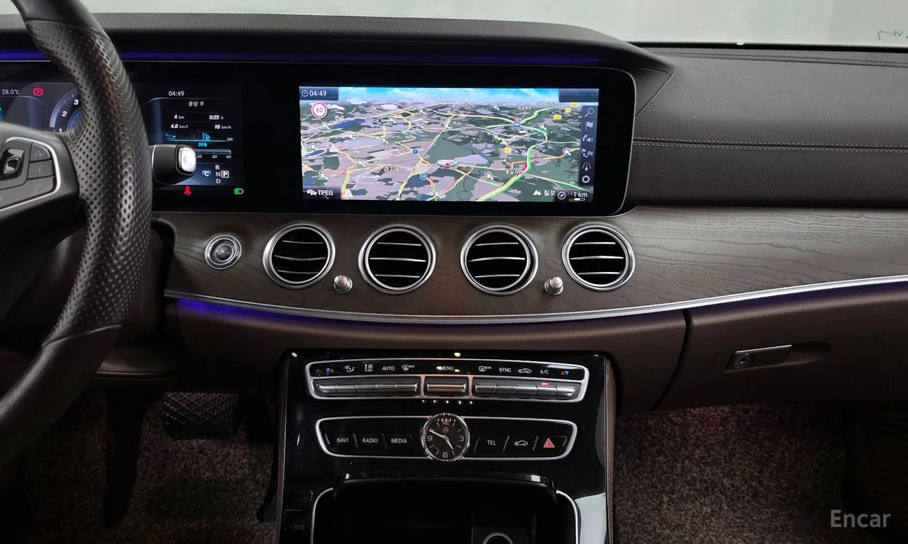 Mercedes-Benz E 300 ДИГИТАЛНО* ТАБЛО* ХЕДЪП* 360КАМЕРА* LANE* ASSIST* , снимка 8 - Автомобили и джипове - 55310934