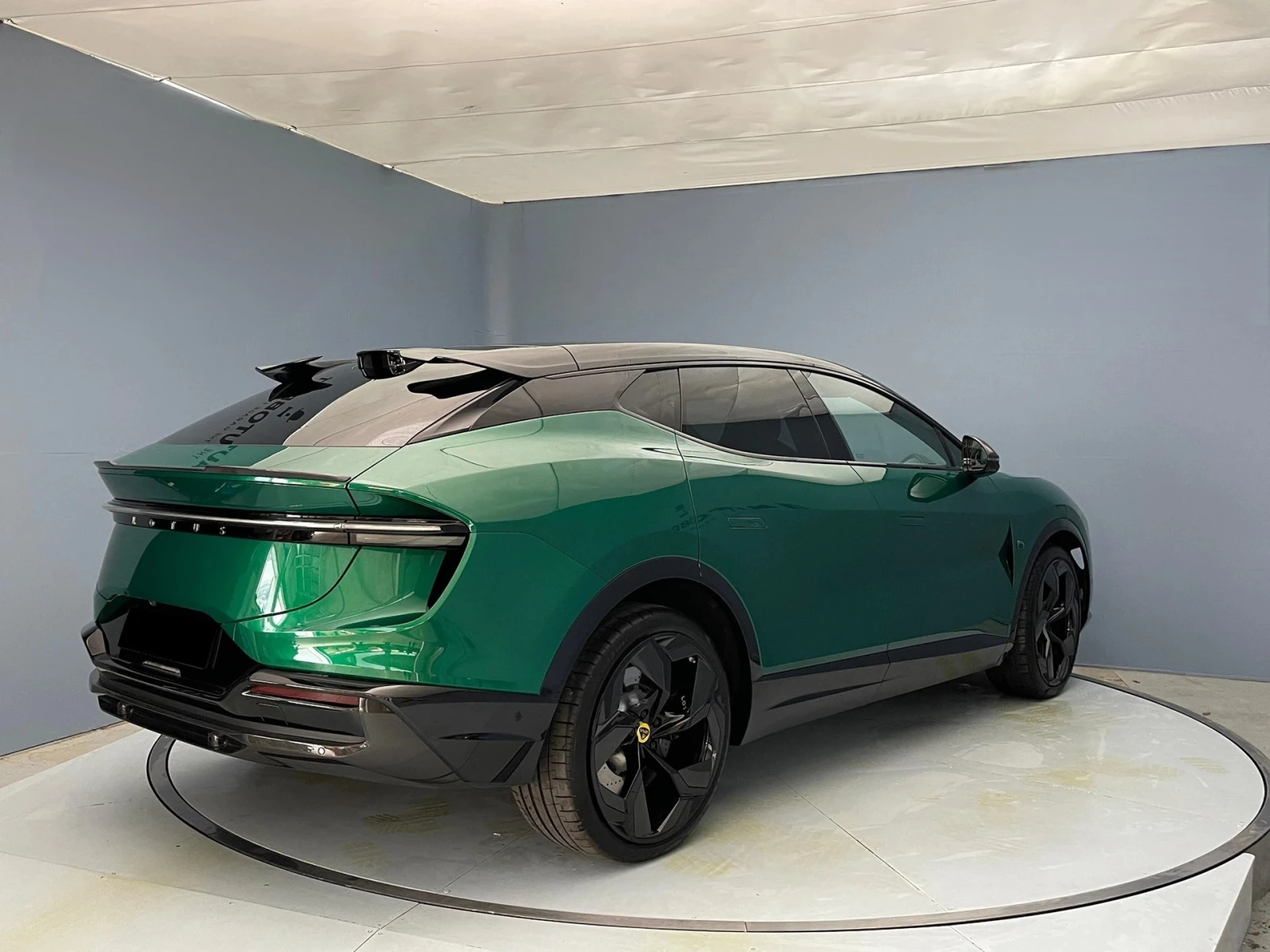 Lamborghini Urus Lotus Eletre  - изображение 4