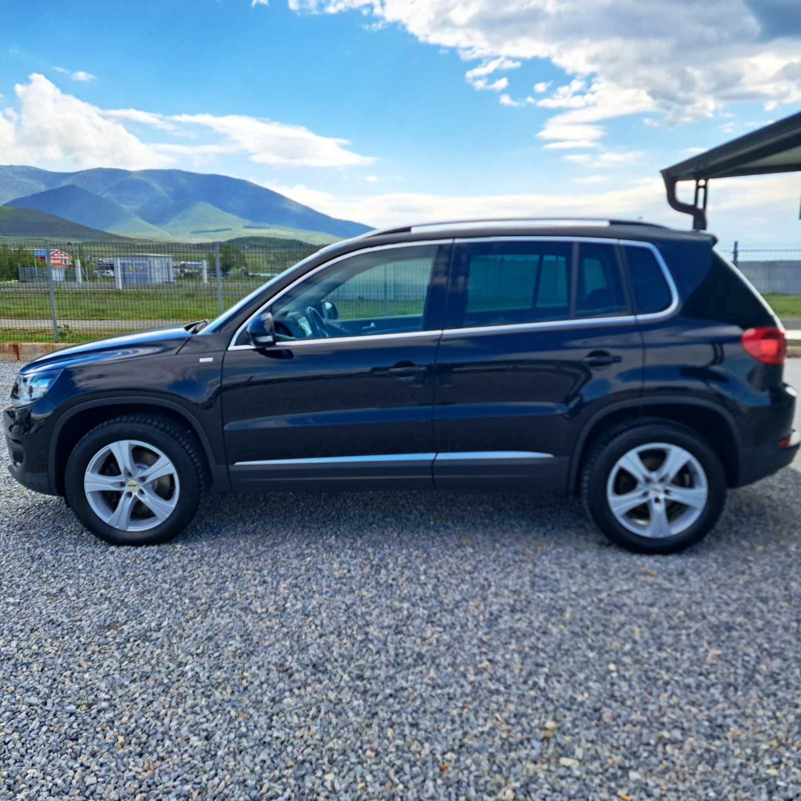 VW Tiguan 2.0 TDI Cup Sport & Style 4Motion* Pano* Navi* Led, снимка 3 - Автомобили и джипове - 54375332