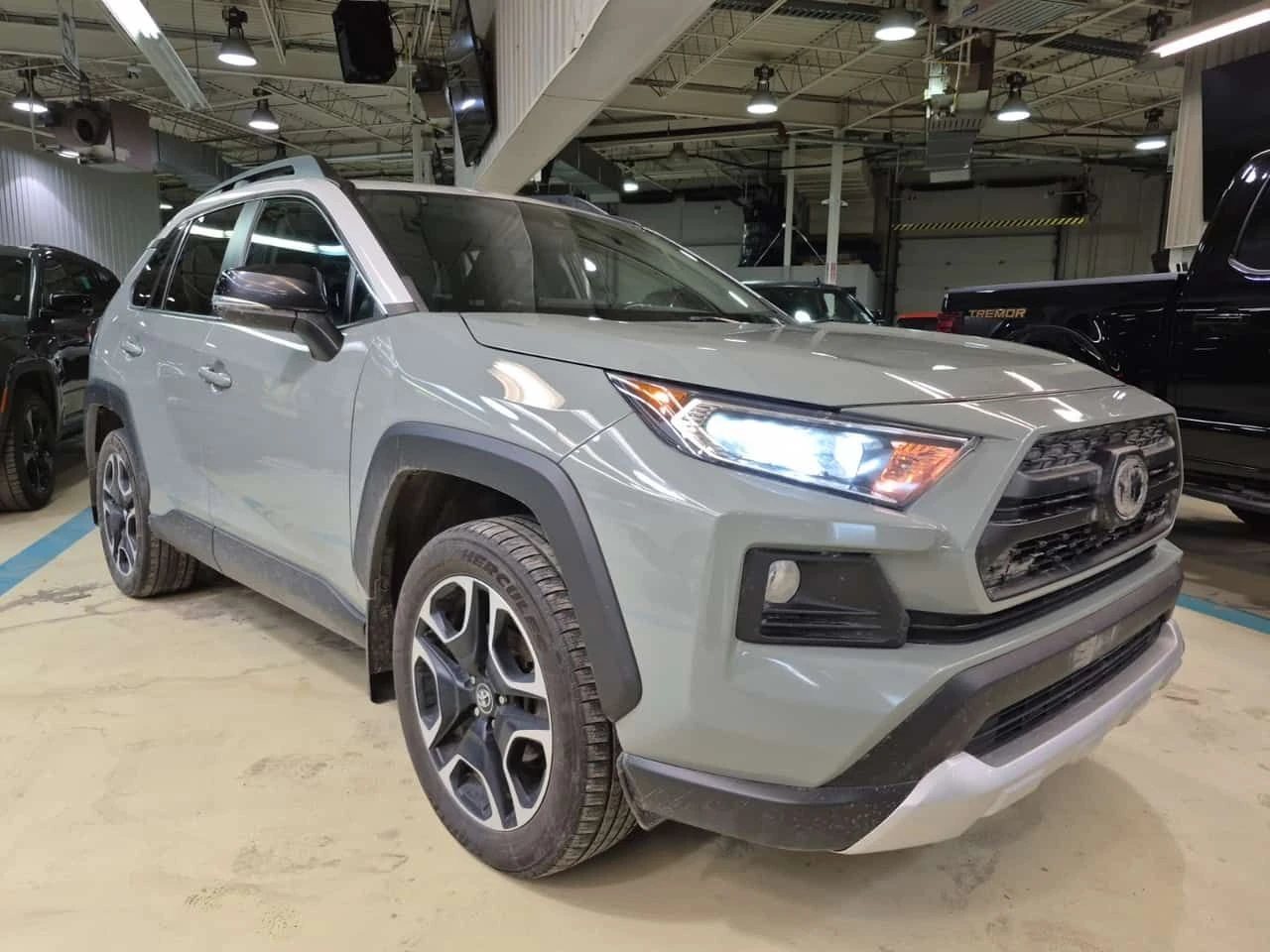 Toyota Rav4 * TRAIL * 2 БРОЯ ГУМИ* 3 КЛЮЧА* ПАНОРАМА* ПОДГРЕВИ, снимка 2 - Автомобили и джипове - 53946809