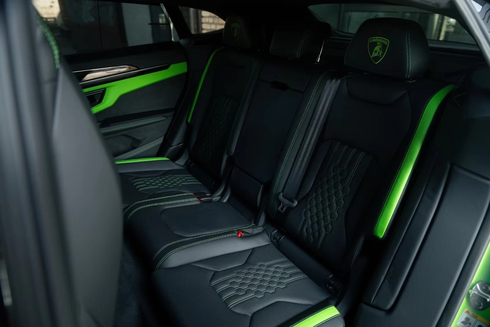 Lamborghini Urus SE / FACELIFT / PLUG-IN / 3D B&O / PANO / HEAD UP/, снимка 13 - Автомобили и джипове - 54364892