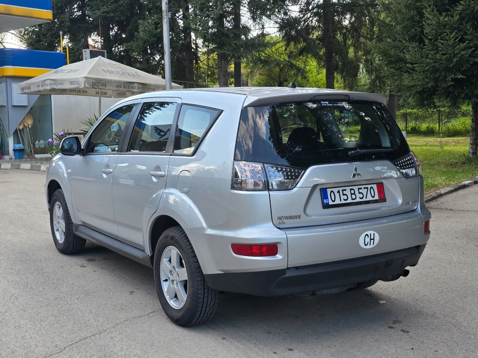 Mitsubishi Outlander 2.0i ШВЕЙЦАРИЯ , снимка 7 - Автомобили и джипове - 54503254