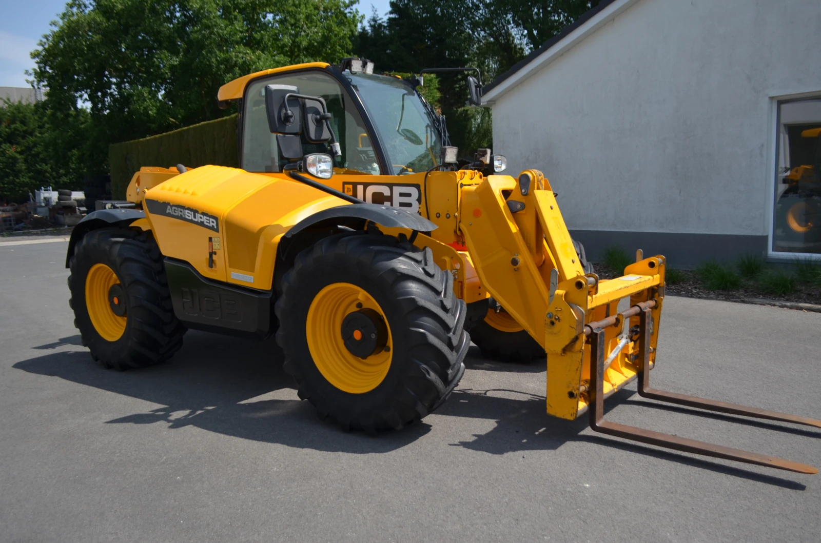 Телескопичен товарач JCB 532-70 Agri Super - изображение 4