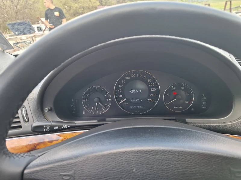Mercedes-Benz E 220, снимка 6 - Автомобили и джипове - 53251657