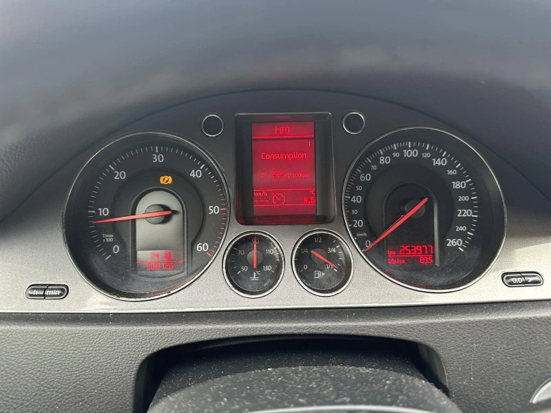 VW Passat Variant 1.9, снимка 11 - Автомобили и джипове - 53284779