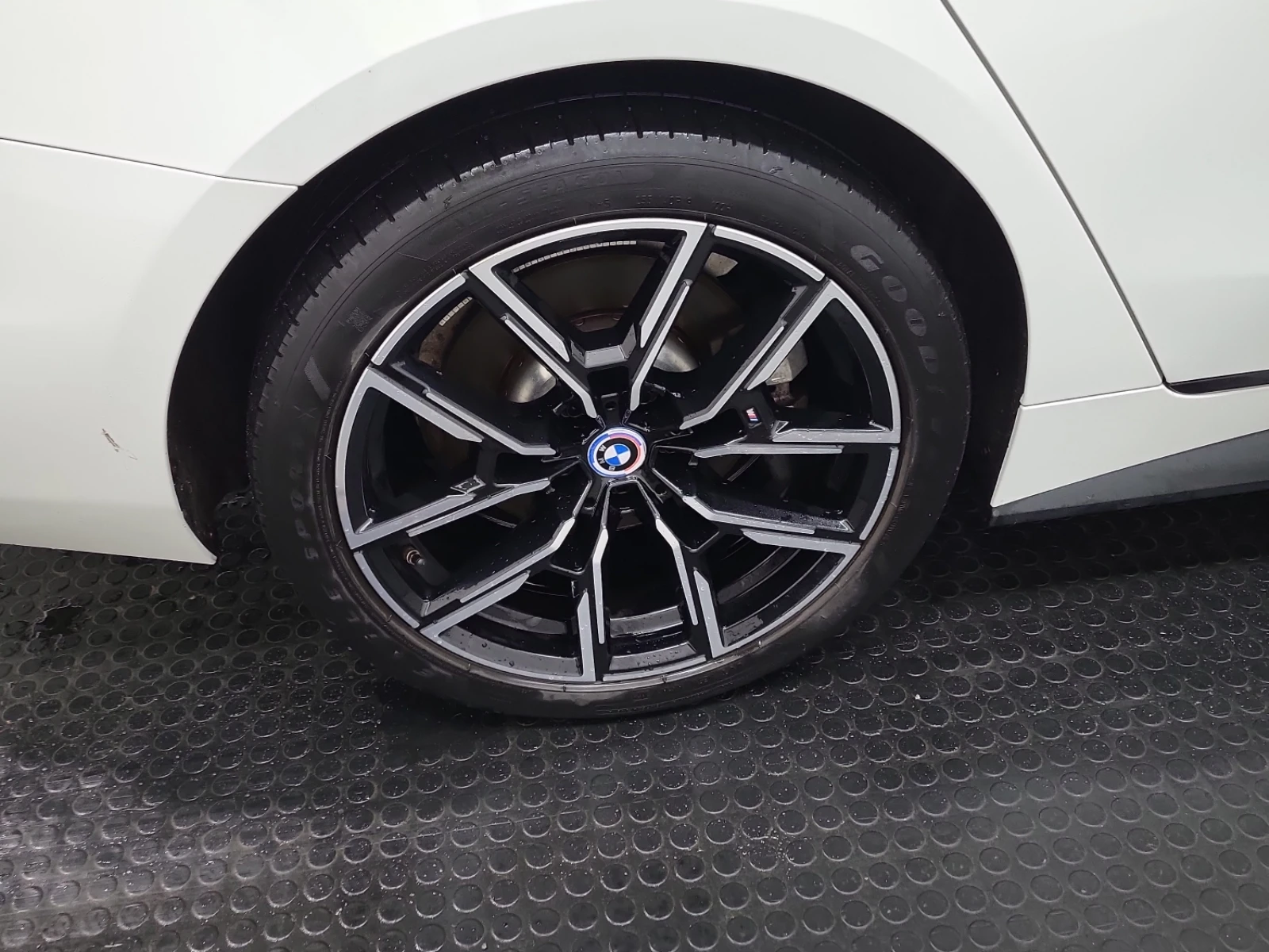 BMW i4 EDRIVE40* M-pkg* Шибидах* Подгрев* H&K* , снимка 8 - Автомобили и джипове - 54255636