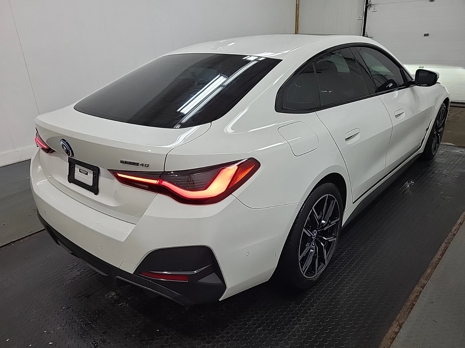 BMW i4 EDRIVE40* M-pkg* Шибидах* Подгрев* H&K* , снимка 3 - Автомобили и джипове - 54255636