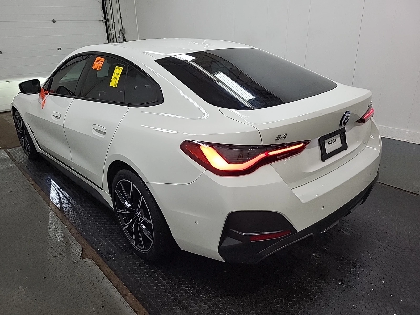 BMW i4 EDRIVE40* M-pkg* Шибидах* Подгрев* H&K* , снимка 5 - Автомобили и джипове - 54255636