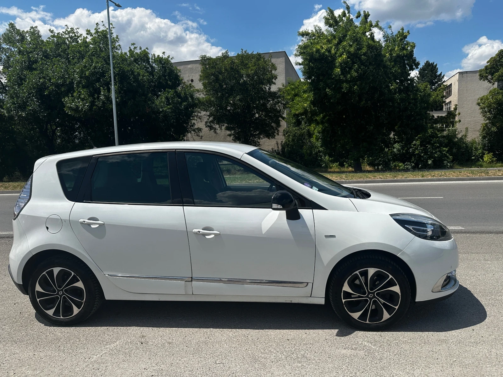 Renault Scenic Бензин euro 6 BOSE Edition , снимка 2 - Автомобили и джипове - 55174391