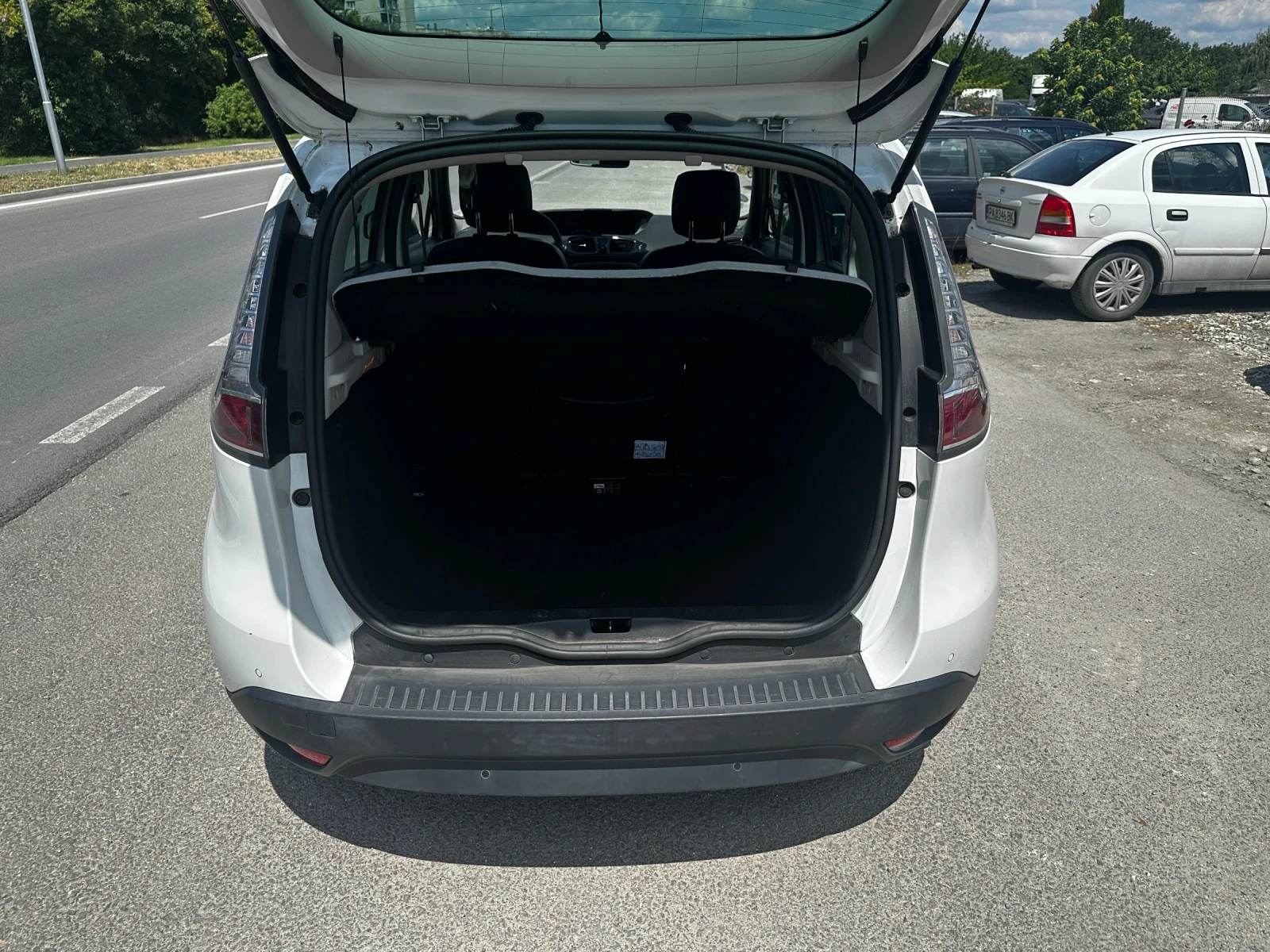 Renault Scenic Бензин euro 6 BOSE Edition , снимка 6 - Автомобили и джипове - 55174391