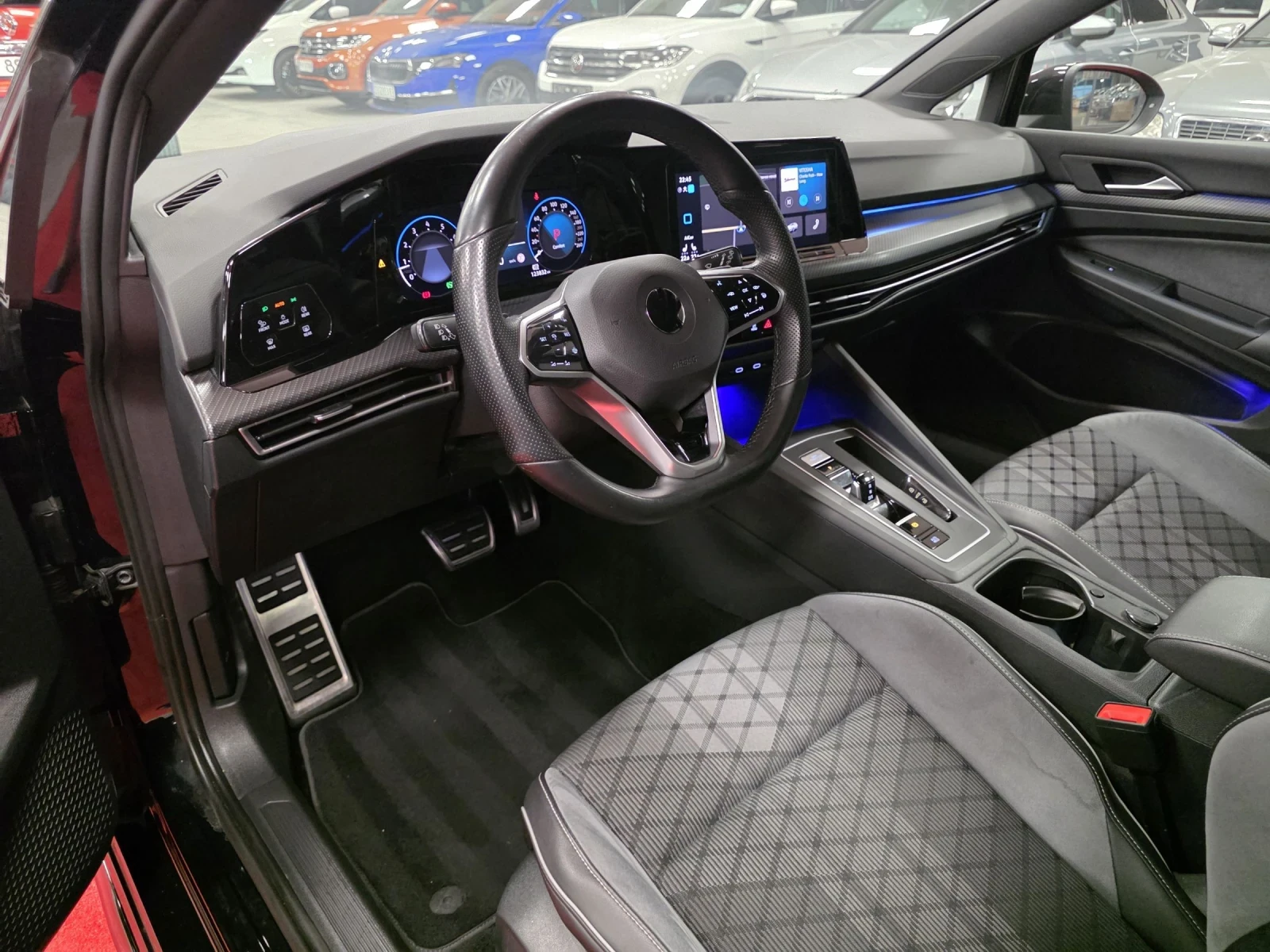 VW Golf eTSI | DSG7 | R-line | IQ Light, снимка 8 - Автомобили и джипове - 55451627