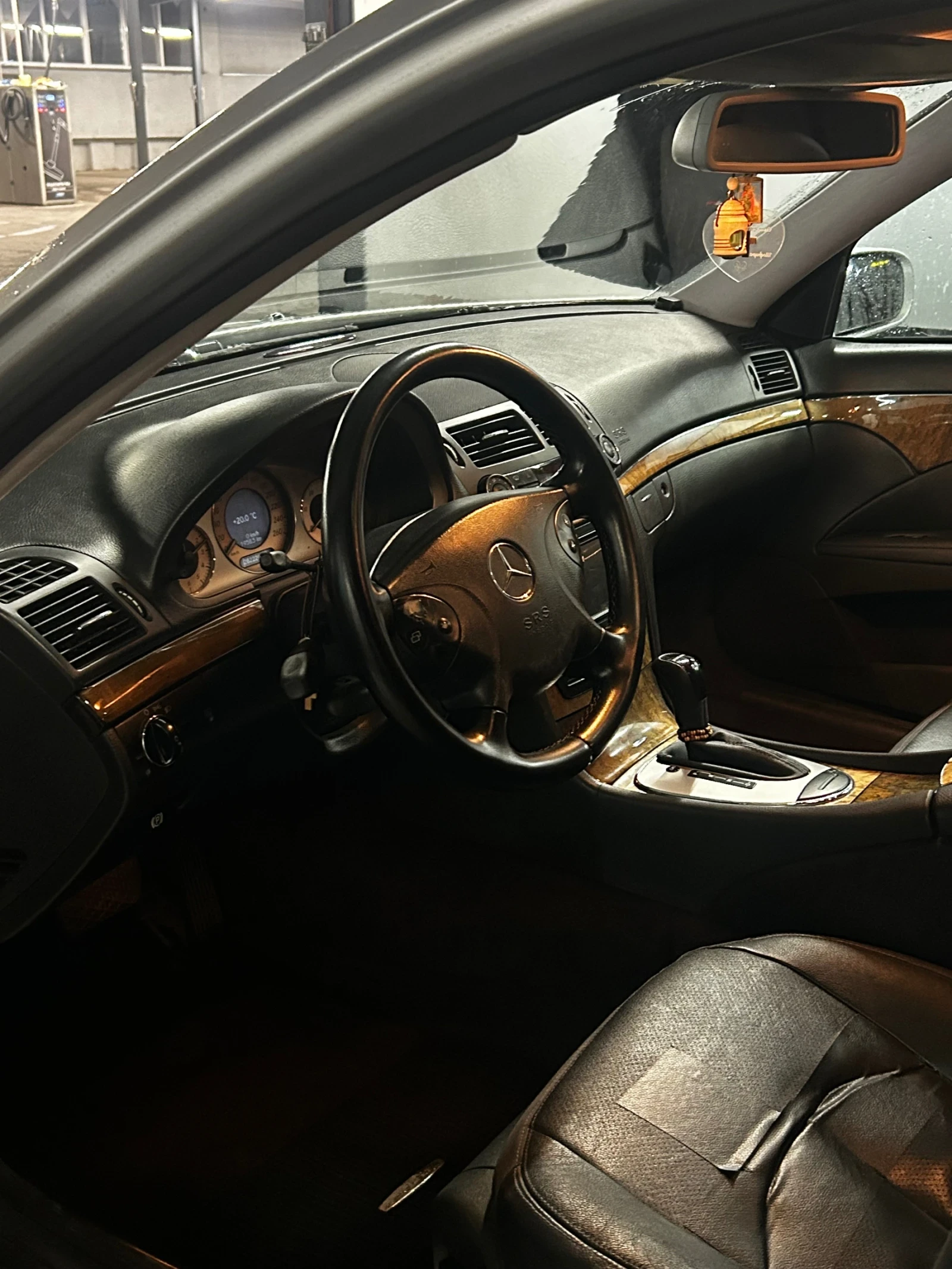 Mercedes-Benz E 320, снимка 12 - Автомобили и джипове - 55878149