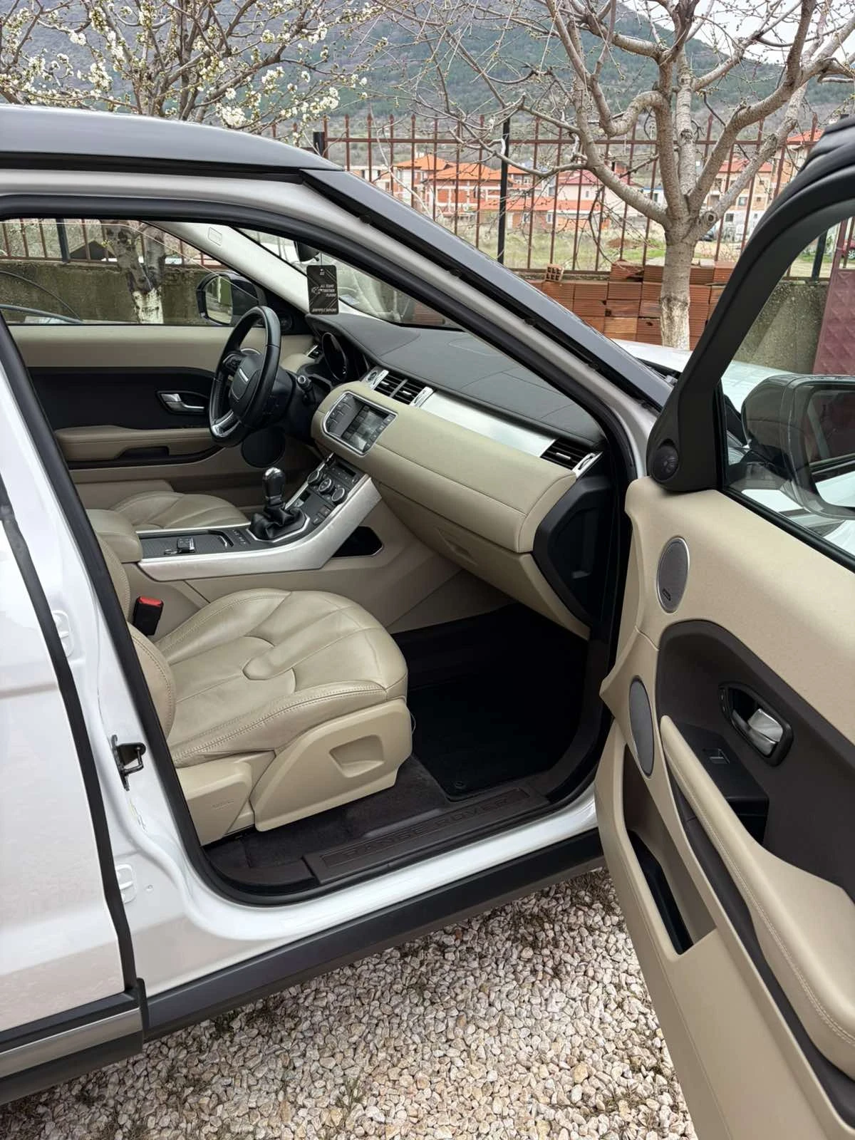 Land Rover Range Rover Evoque 2.2/150к/ EVOQUE/ ПАНОРАМА/ПЕРФЕКТНО СЪСТОЯНИЕ!, снимка 6 - Автомобили и джипове - 54092886